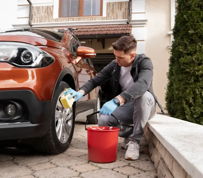 Lavage auto à domicile Cléden-Poher : professionnel intervenant sur un véhicule